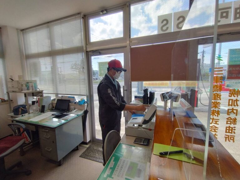 ガソリンスタンドでは接客業務も！